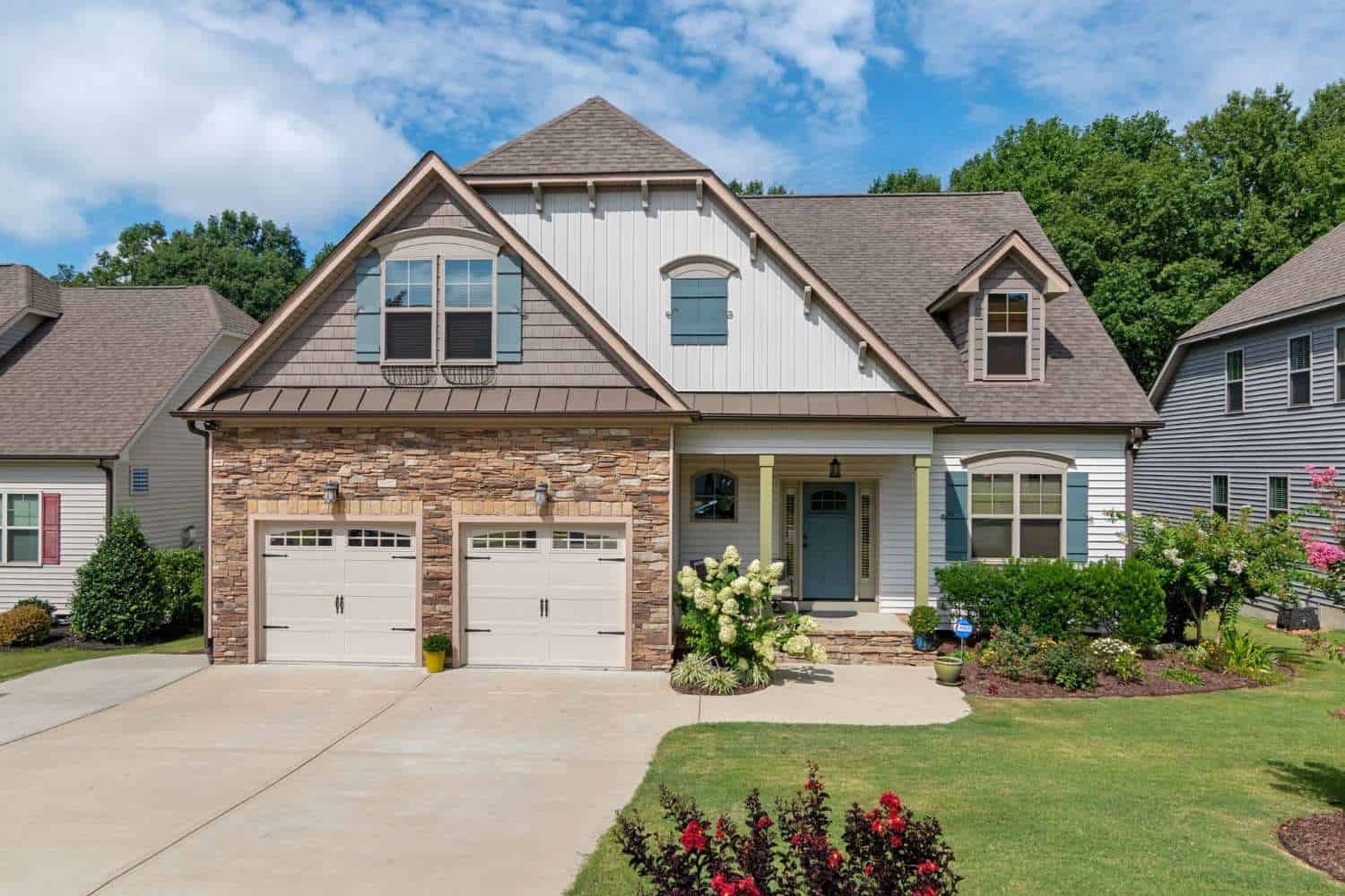 Well-maintained residential home in an HOA community in Renton, WA.